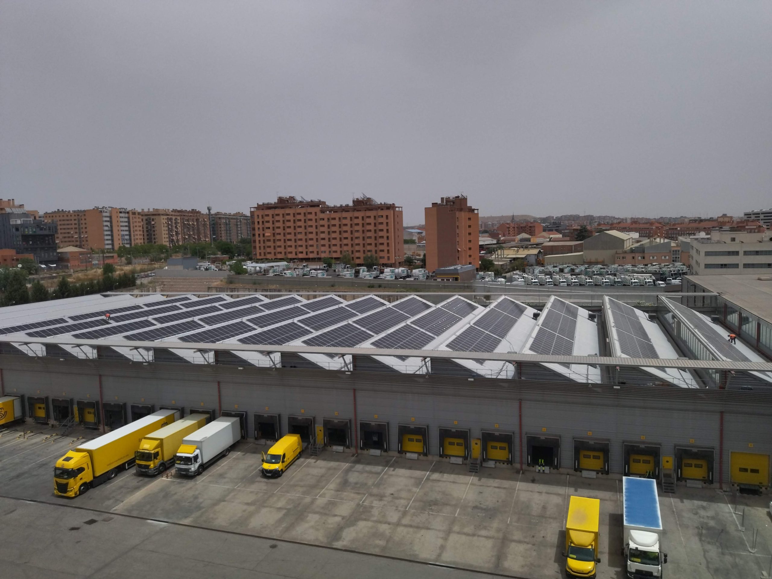 Placas fotovoltaicas en el Centro de Tratamiento Automatizado de Correos en Madrid