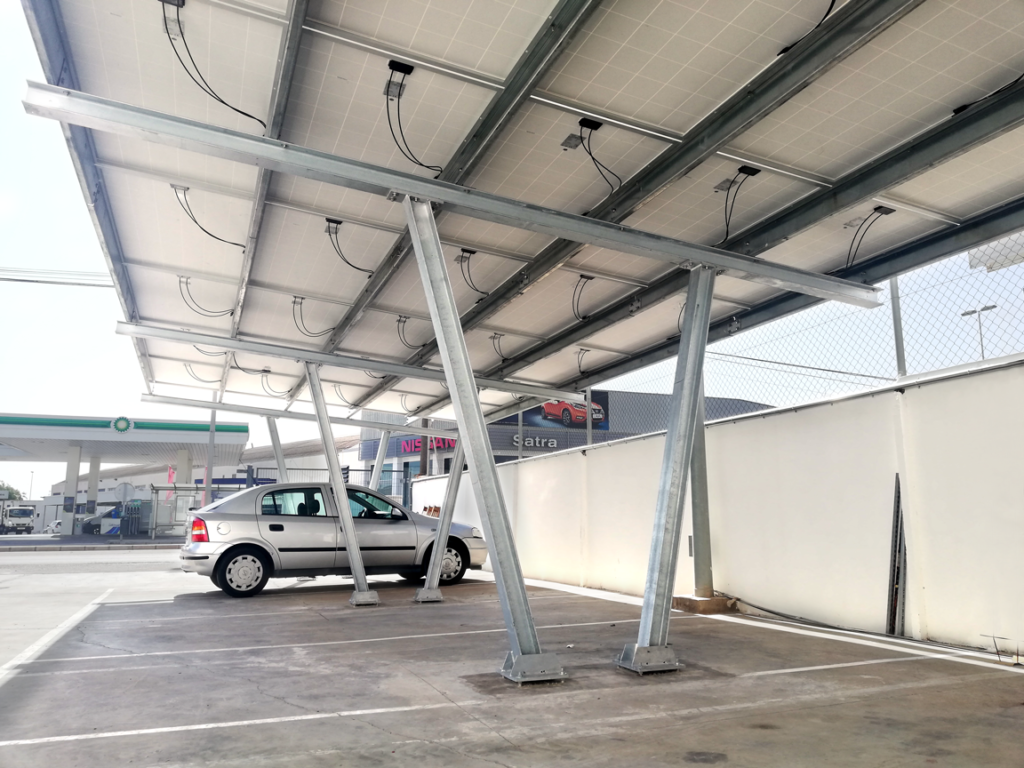 Paneles solares en el aparcamiento de un centro logístico de Promoval