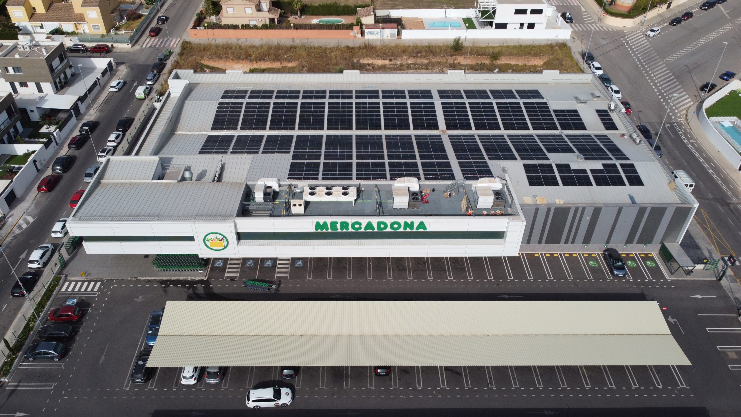 Mercadona apuesta por la energía fotovoltaica con la instalación de paneles solares en sus cubiertas