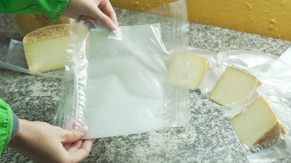 Un envase activo natural para alargar la vida útil del queso con el residuo de este alimento