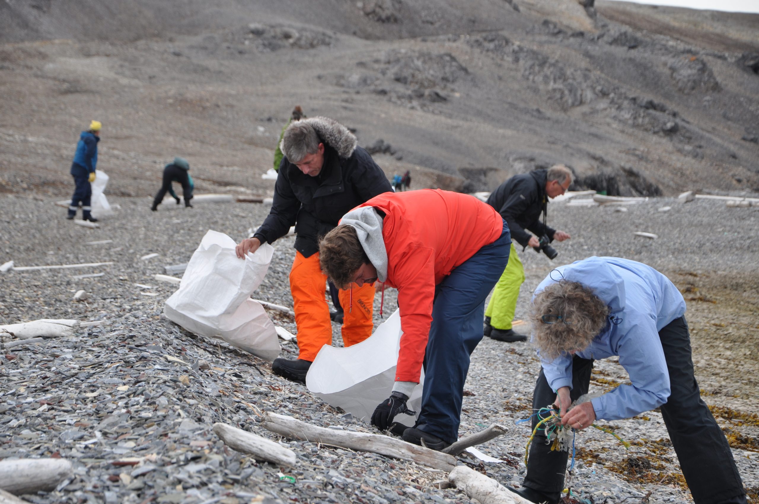Investigadores descubren 23.000 residuos plásticos en playas remotas del Océano Ártico