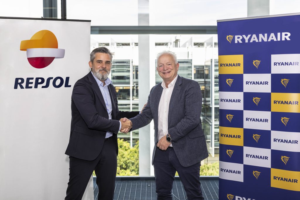 Apuesta de Ryanair y Repsol por el combustible de aviación sostenible