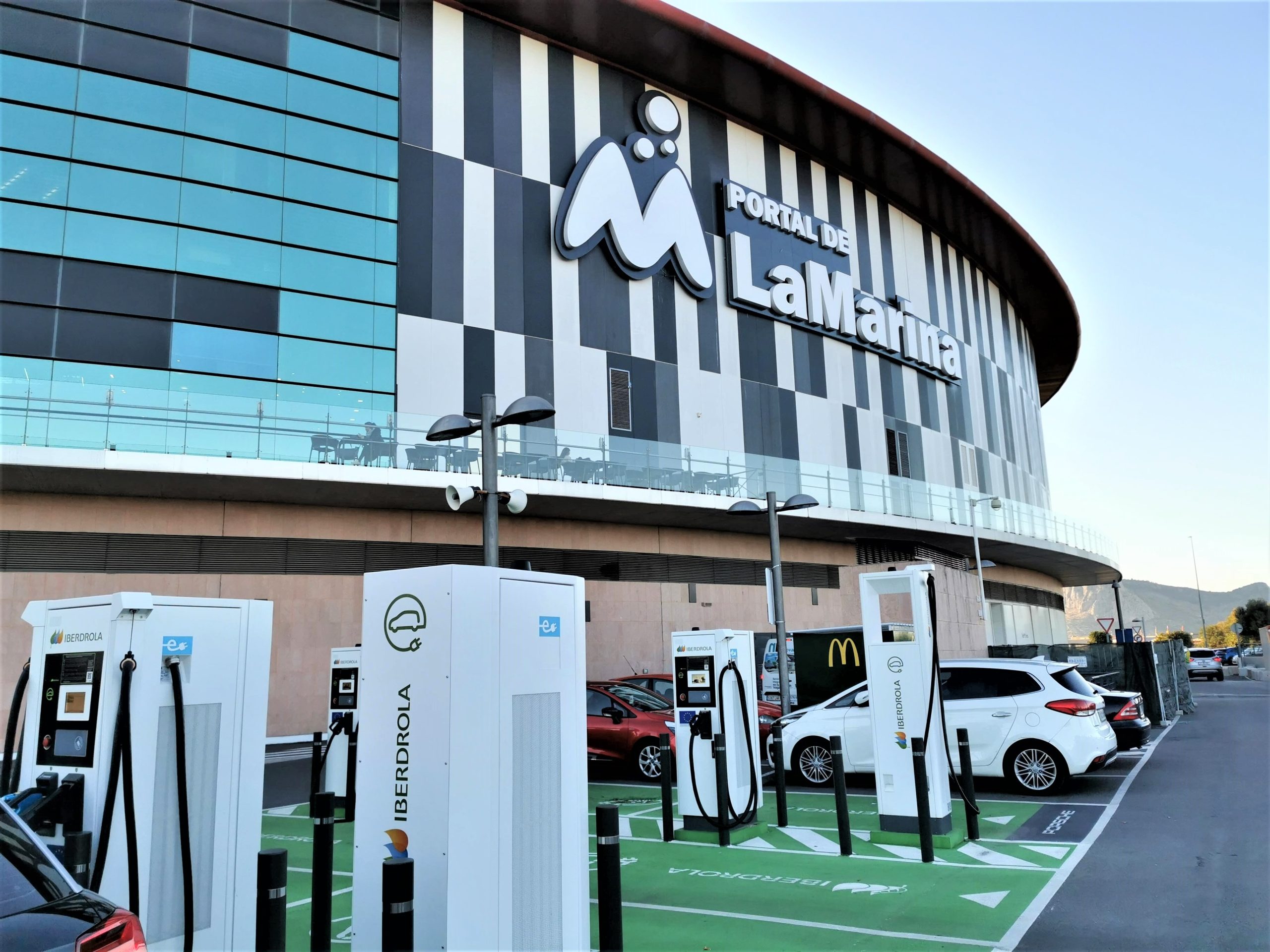 Puntos de recarga para coches eléctricos en centros comerciales