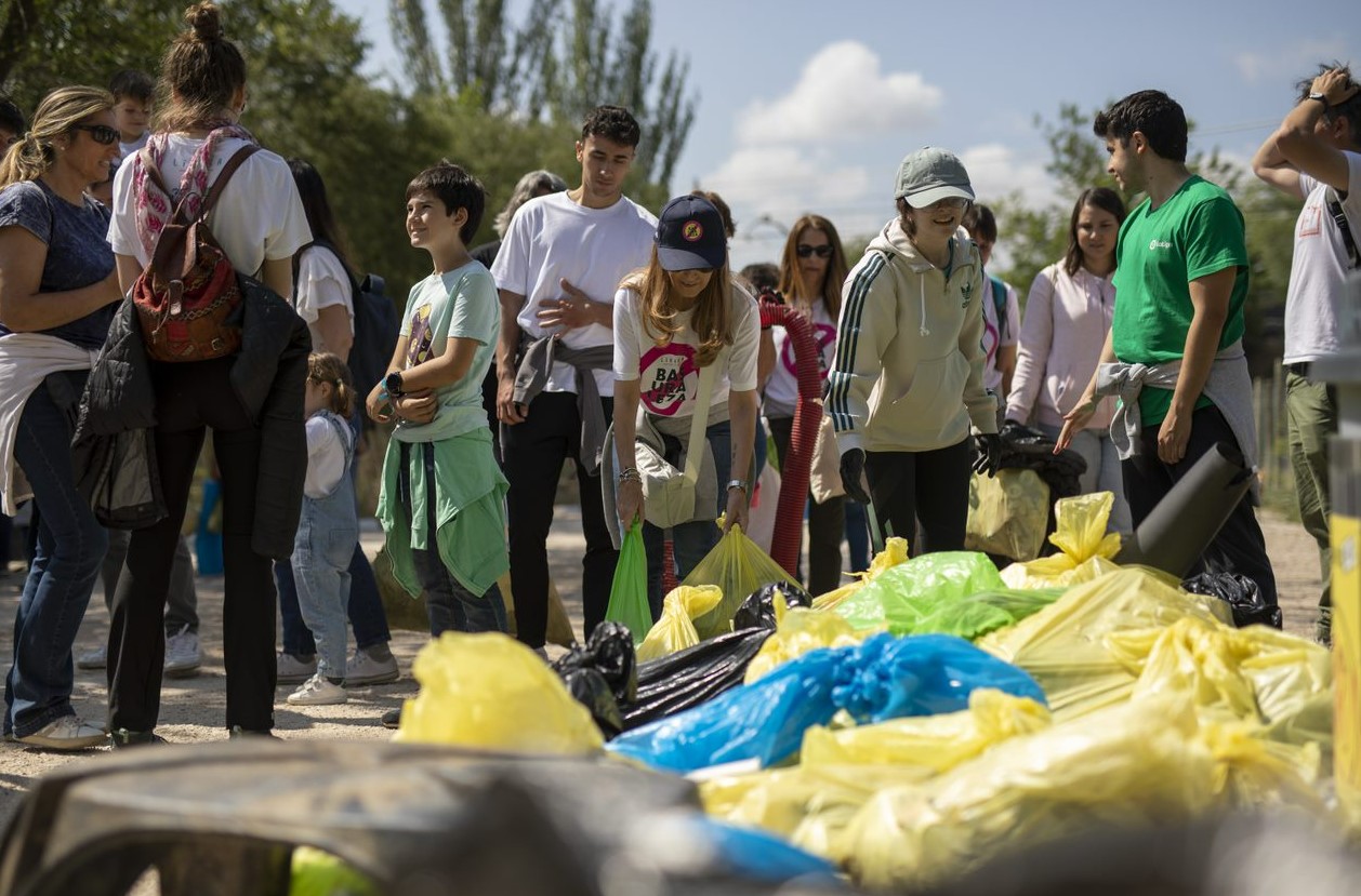 Personas voluntarias retiran basuraleza de uno de los espacios naturales de España