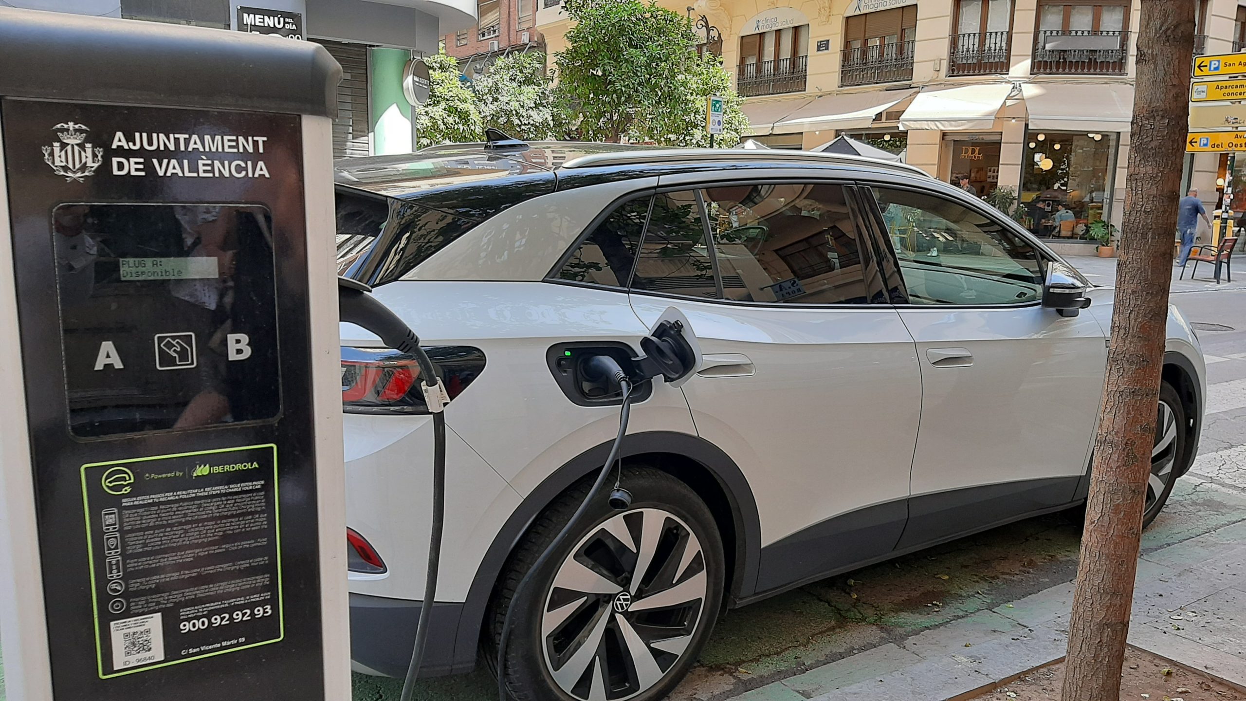 Las ventas de coches eléctricos superan a los de diésel por primera vez
