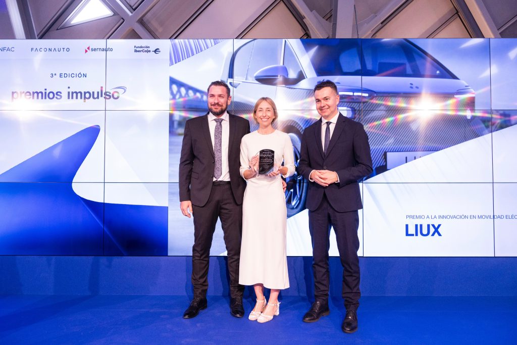 Responsables de Liux en la entrega de su premio a la innovación en la movilidad eléctrica