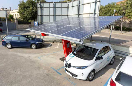 ¿Cuántos paneles solares necesitaría para cargar un coche eléctrico?