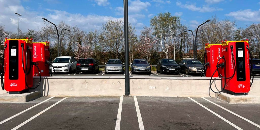 ACCIONA Energía y URW carga coches eléctricos